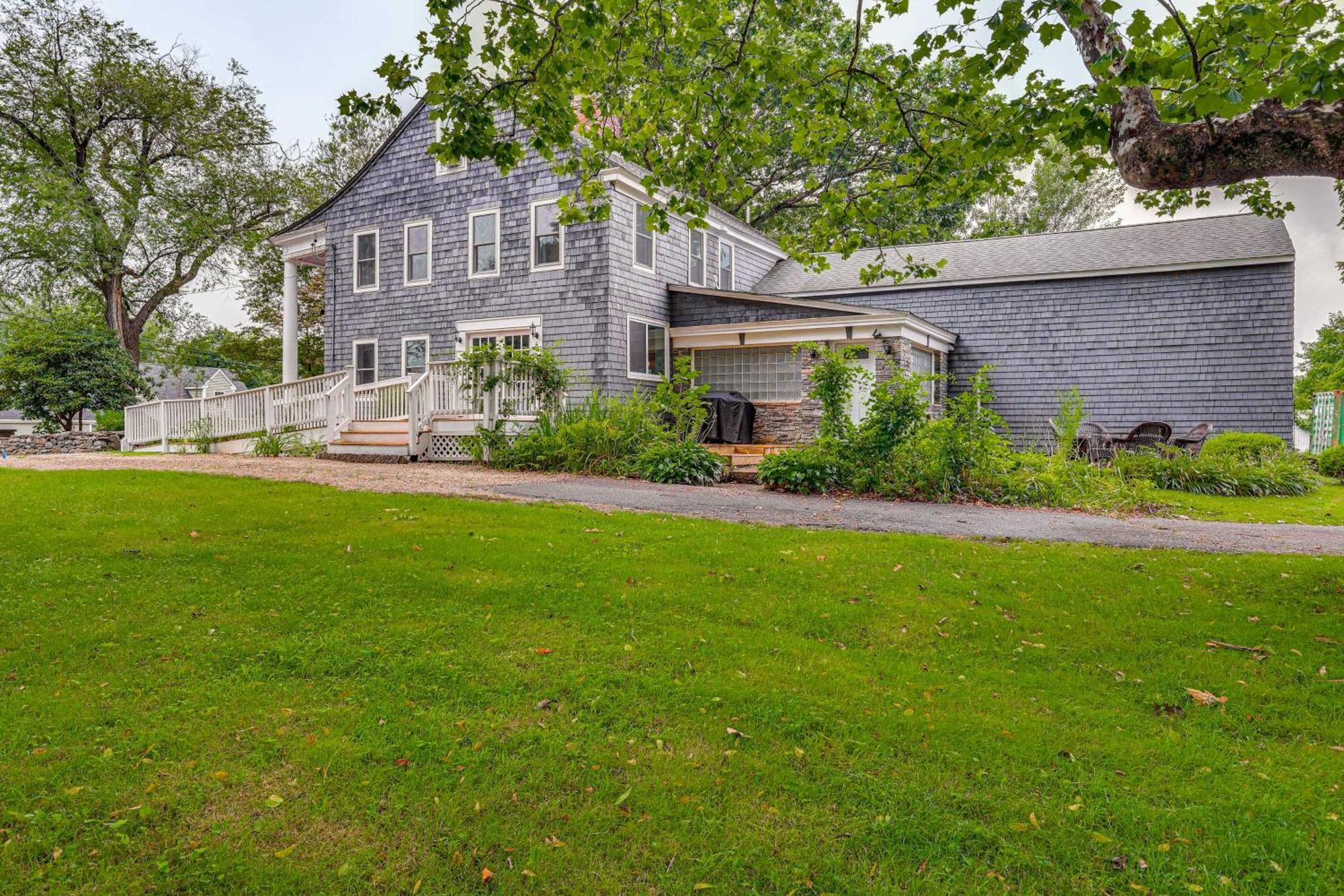 Quintessential New England Home With Patio And Grill! Putnam المظهر الخارجي الصورة